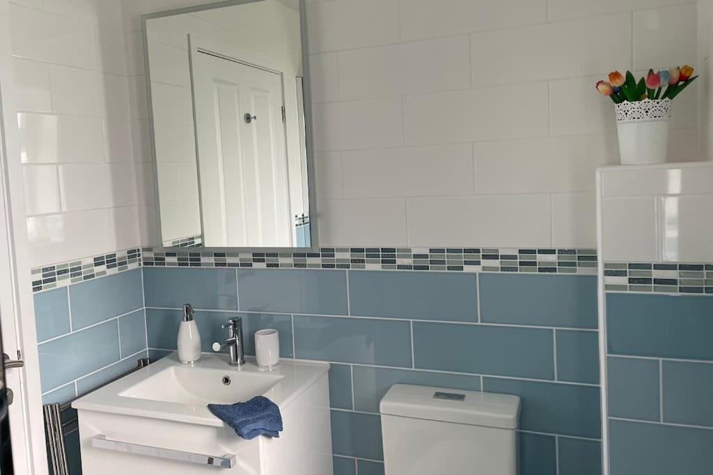 Studio, Ideally Located At Beautiful Lizard Point, Cornwall Leilighet Helston Eksteriør bilde